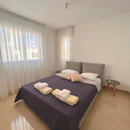 Spacious With View By Platform 357 Apartment *
